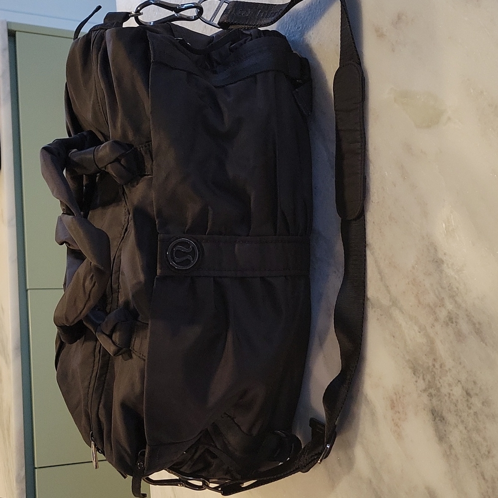 Lululemon Bon Voyage duffle, black, in EXCELLENT condition!